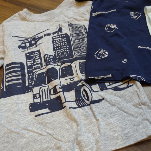 bundle of 3 2T t shirts like new - Picture 2 of 5